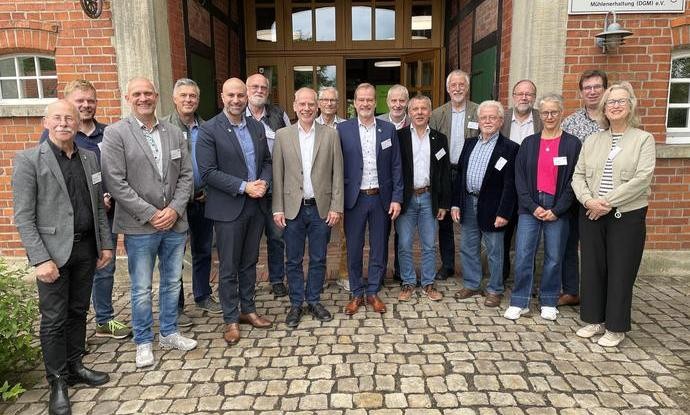 Gruppenbild vor dem Mühlenbauhof Petershagen-Frille Gruppenbild vor dem Mühlenbauhof Petershagen-Frille