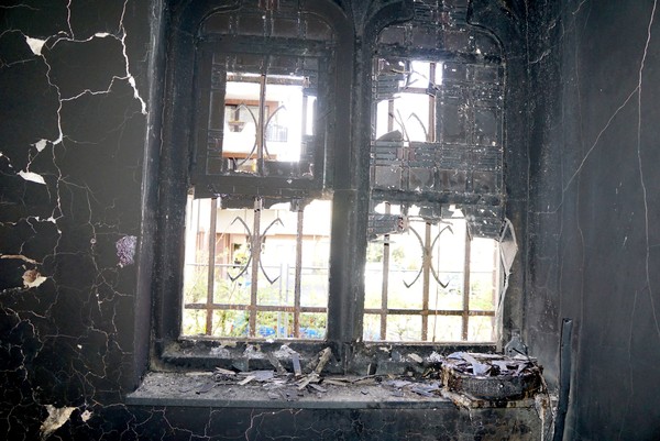 St. Mariä Himmelfahrt in Gelsenkirchen. Blick auf die Zerstörungen am Fenster