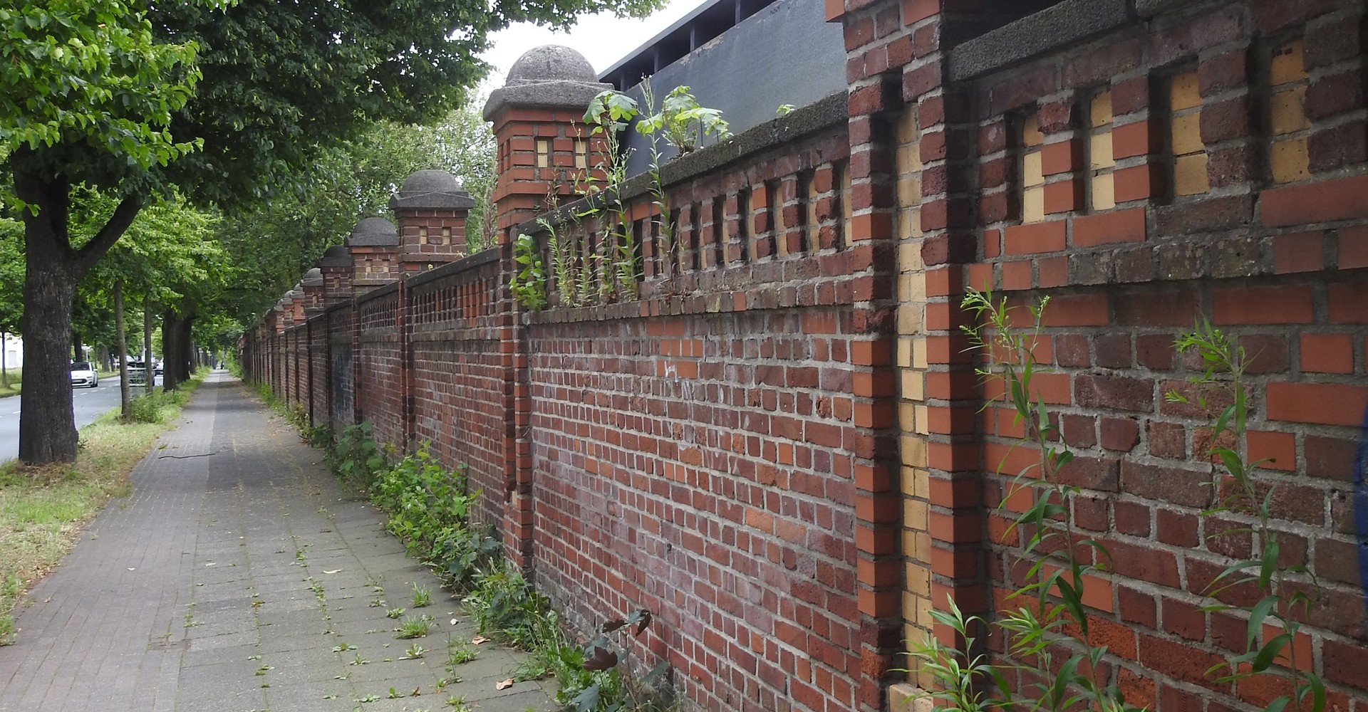 Blick auf die repräsentative, teils bereits ausgebesserte Mauer entlang der Suderwichstraße, Richtung Katharinenstraße