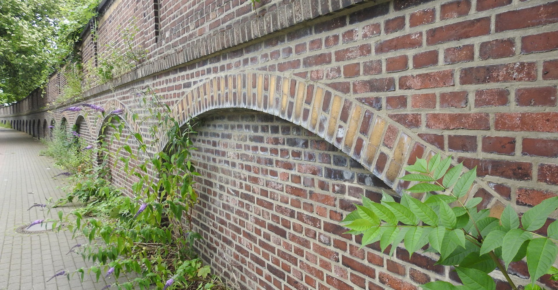 Ehemalige Zeche König Ludwig: Teilabschnitt der Zechenmauer an der Suderwichstraße mit Blendarkaden sowie abwechselnd mit roten und gelben Klinkern