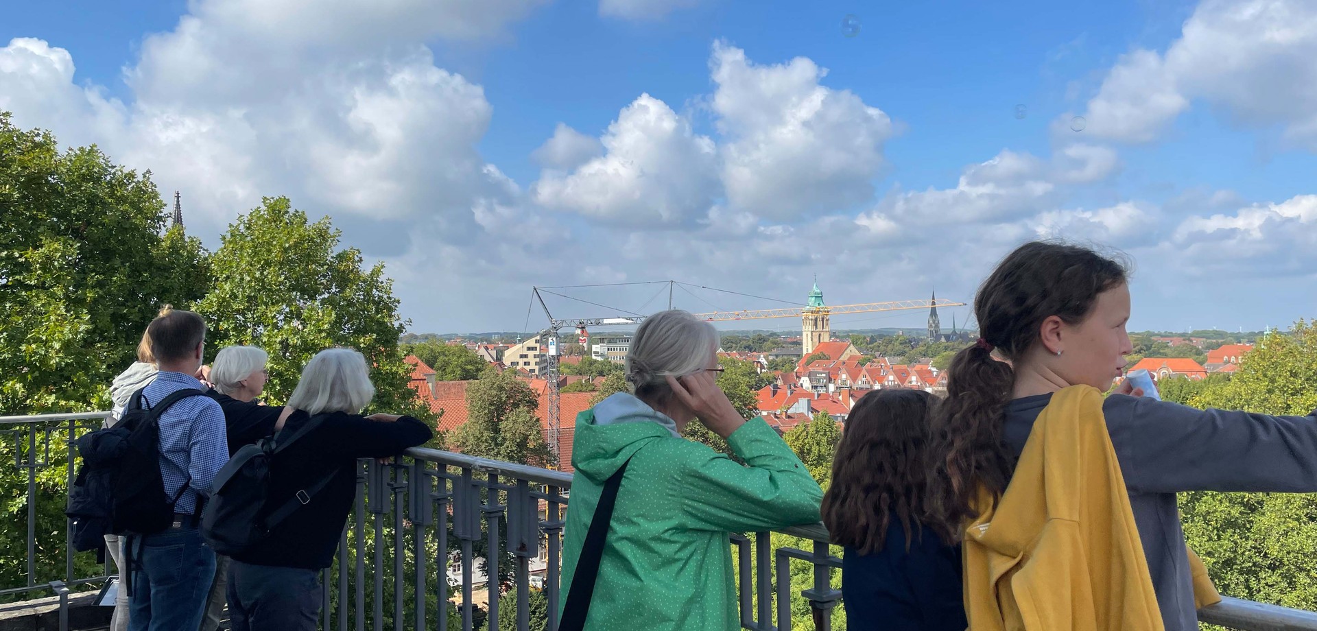 Besuchende genießen den Ausblick auf Münster vom Turm des Landeshauses aus.